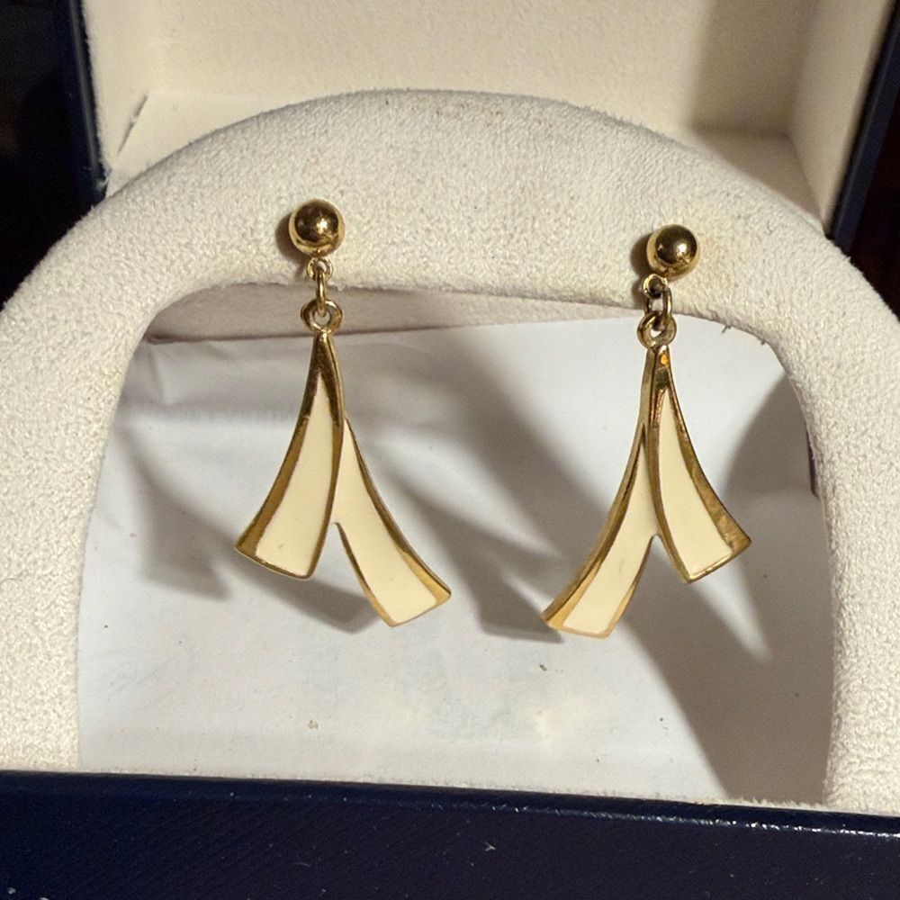 Vintage signed Avon Brush Stroke cream & white gold tone pierced earrings.